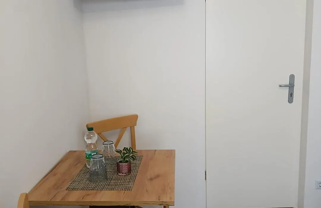Esstisch in einem Zimmer der Pension Ambiente